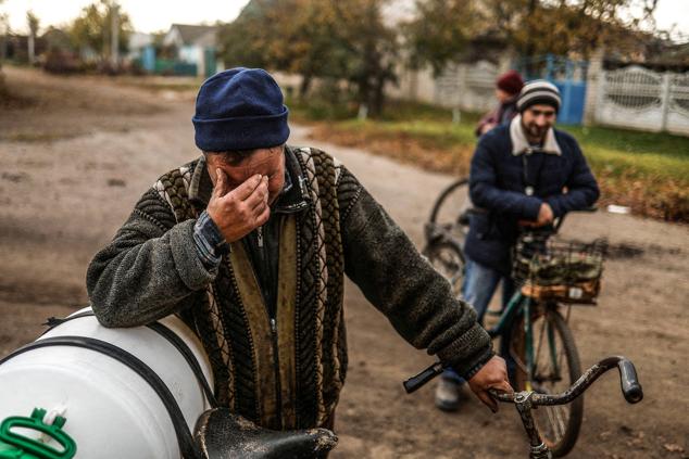 Vadym Slobodianiuk, de 48 años, se emociona mientras habla de la muerte de sus padres durante la ocupación rusa en la aldea de Blahodatne, en la región de Jersón, retomada por las Fuerzas Armadas de Ucrania el pasado 10 de noviembre, en medio de la invasión rusa de Ucrania, 11 de noviembre de 2022.