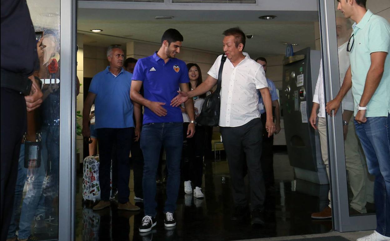 Peter Lim con Guedes cuando el luso firmó por el Valencia.