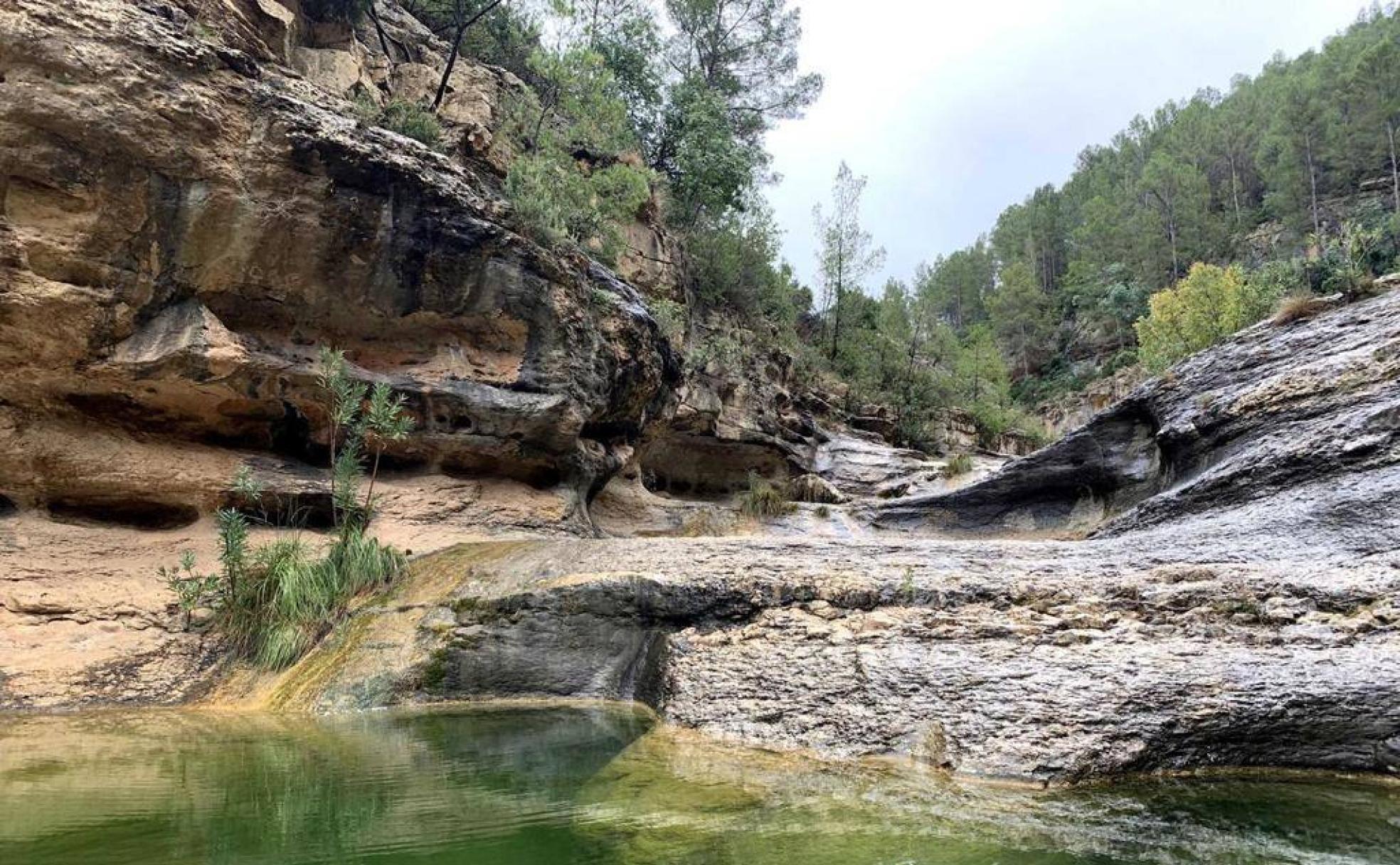 Imagen idílica de los Charcos de Quesa, sin ningún visitante tras la lluvia. 