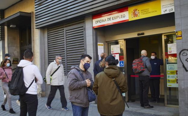 Ciudadanos ante una oficina del SEPE.