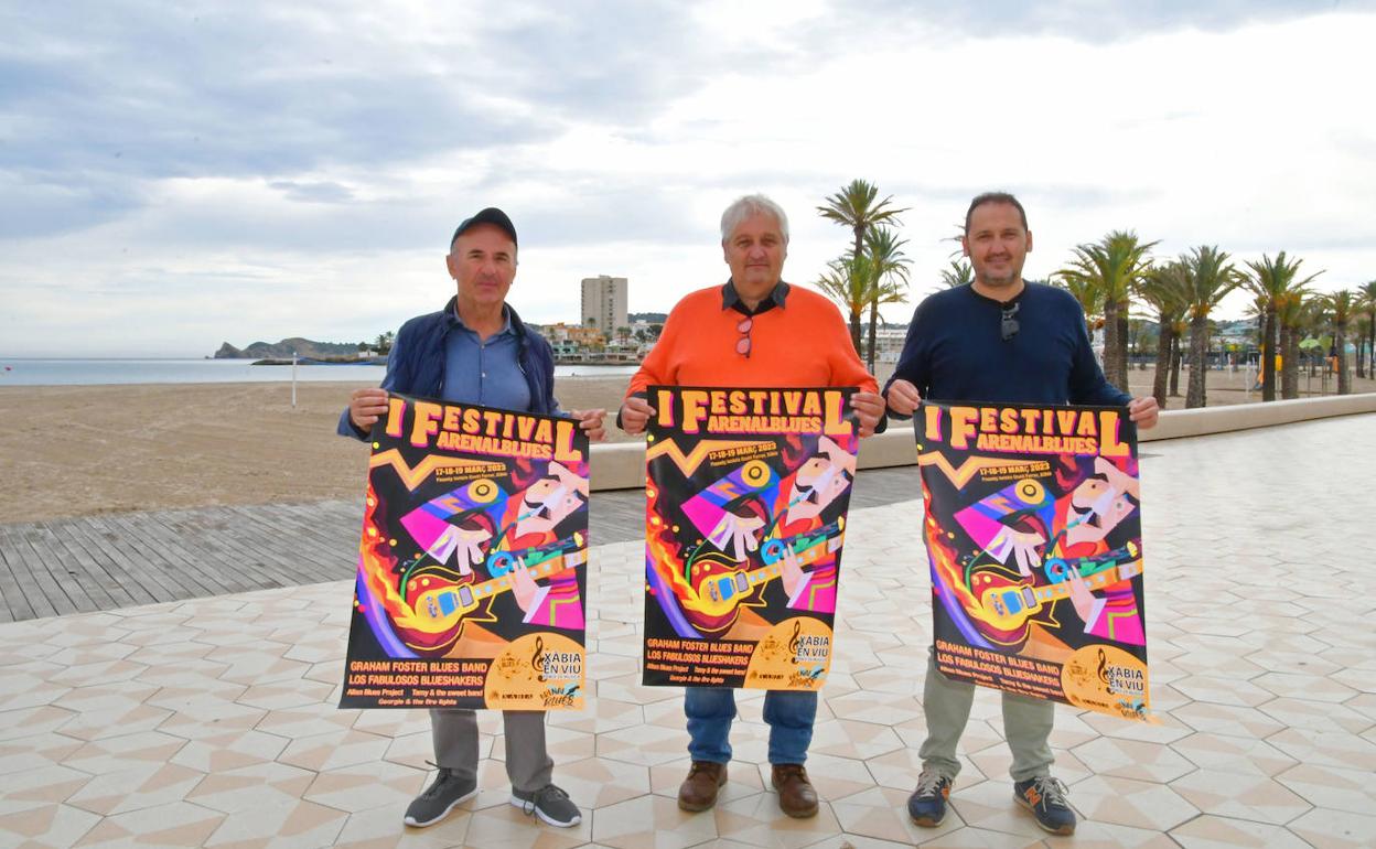 Un momento de la presentación del nuevo festival en el paseo David Ferrer, en el Arenal de Xàbia. 