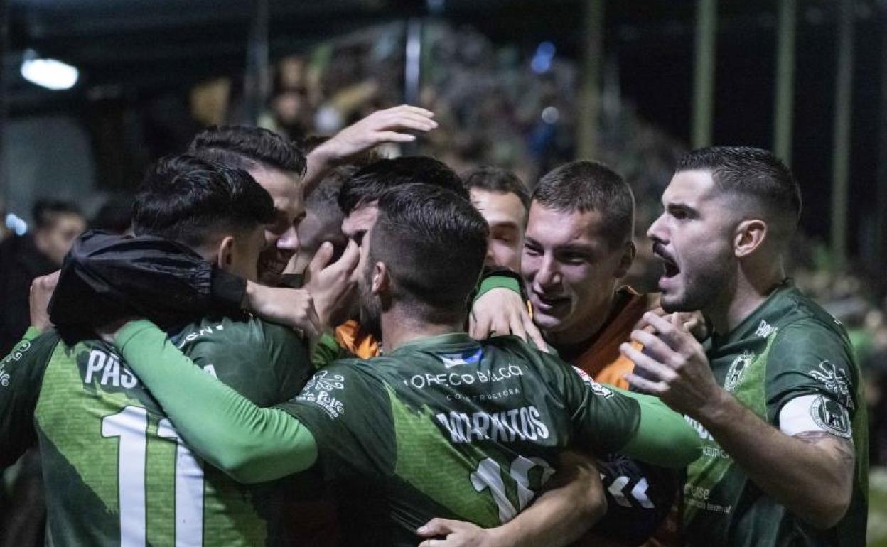 Los jugadores del Arenteiro celebran su victoria ante el Almería en primera ronda..