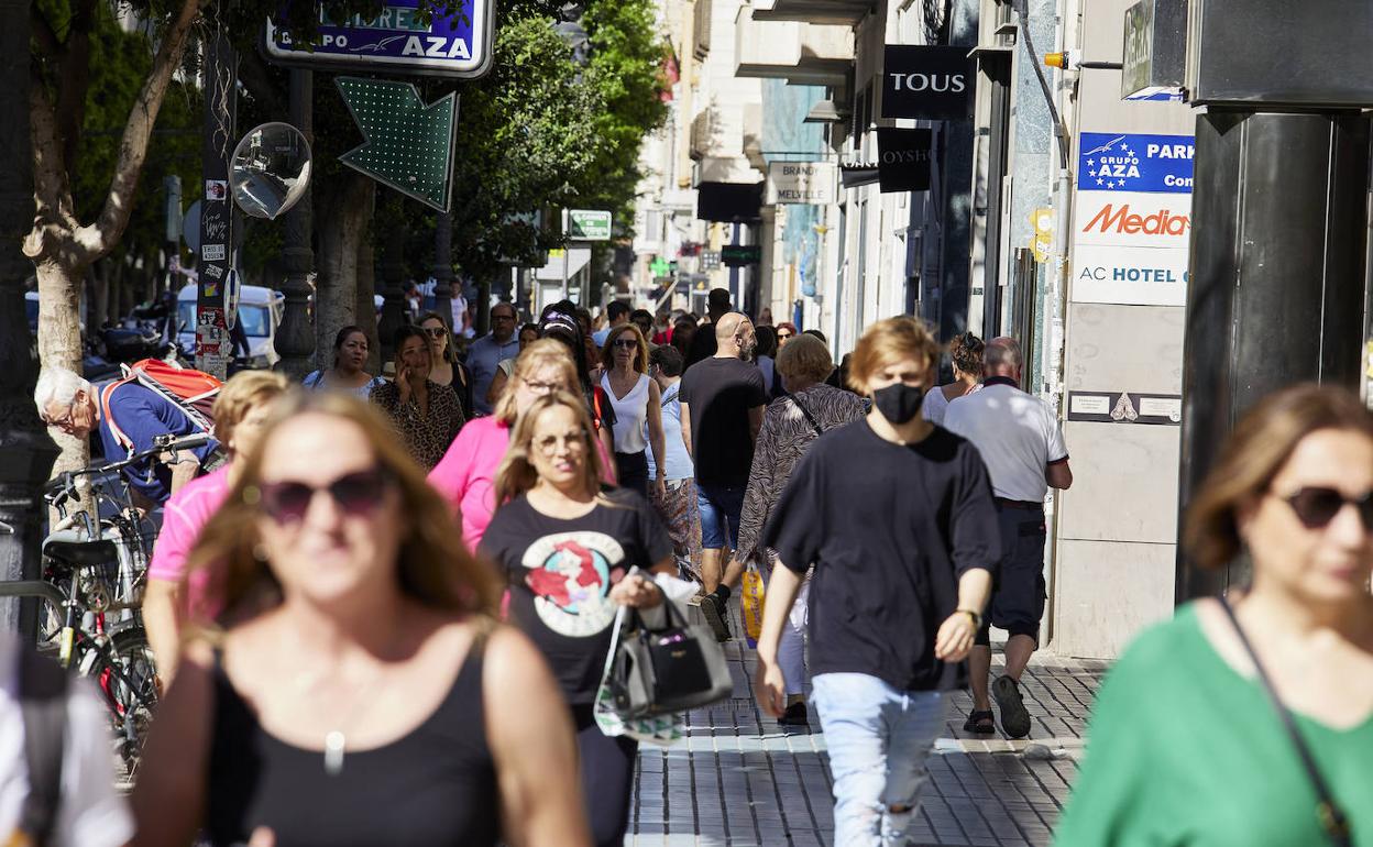 Personas paseando por la calle Colón de Valencia.