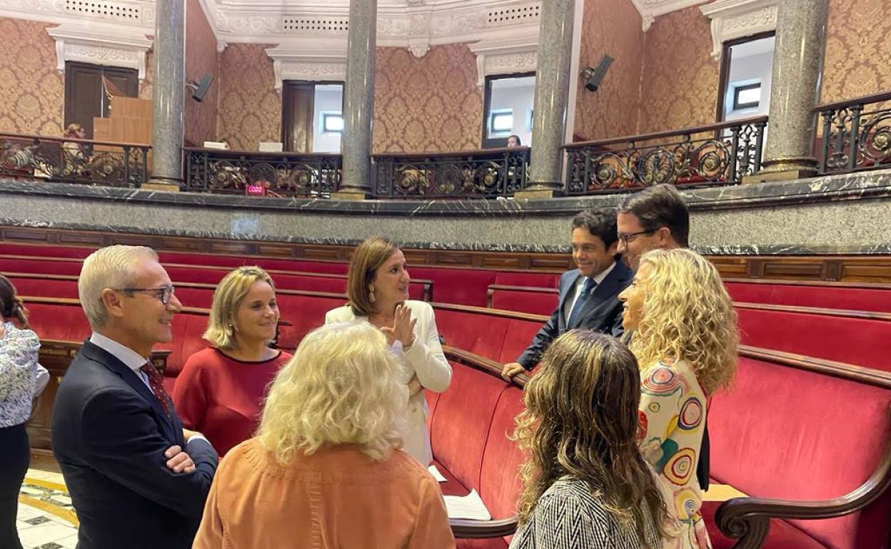 La portavoz del Grupo Municipal Popular, María José Catalá, y ediles populares, en el pleno del Ayuntamiento de Valencia. 