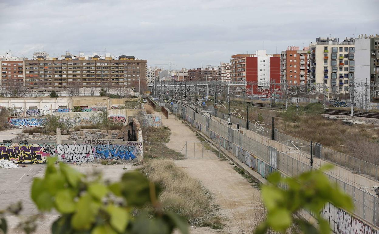 Zona de obras el canal de acceso, con el barrio de Malilla a la derecha. 