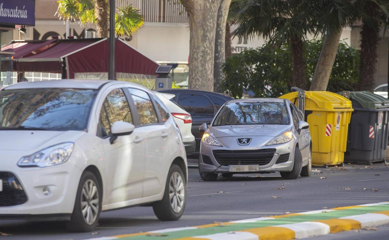 Varios coches circulando por ciudad