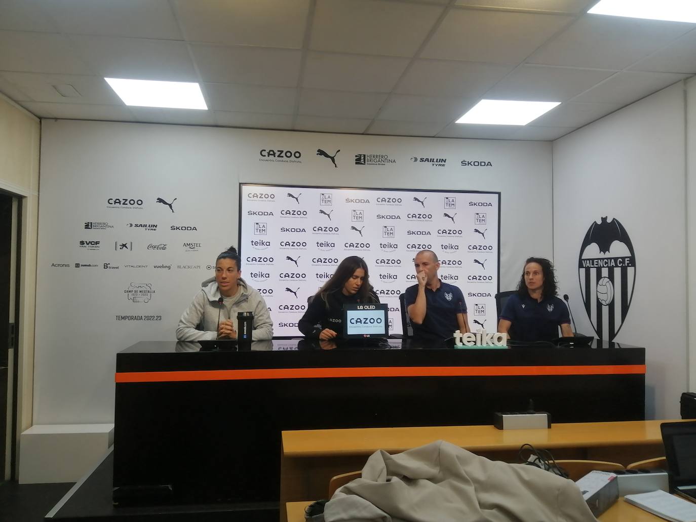 Marta Carro, Andrea Esteban, José Luis Sánchez Vera y Maria Alharilla, en la sala de prensa de Mestalla. 