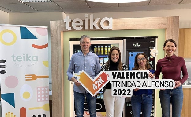 José Garay, Puri Naya, Eva Agea y Virginia López, en la sede de Teika. 