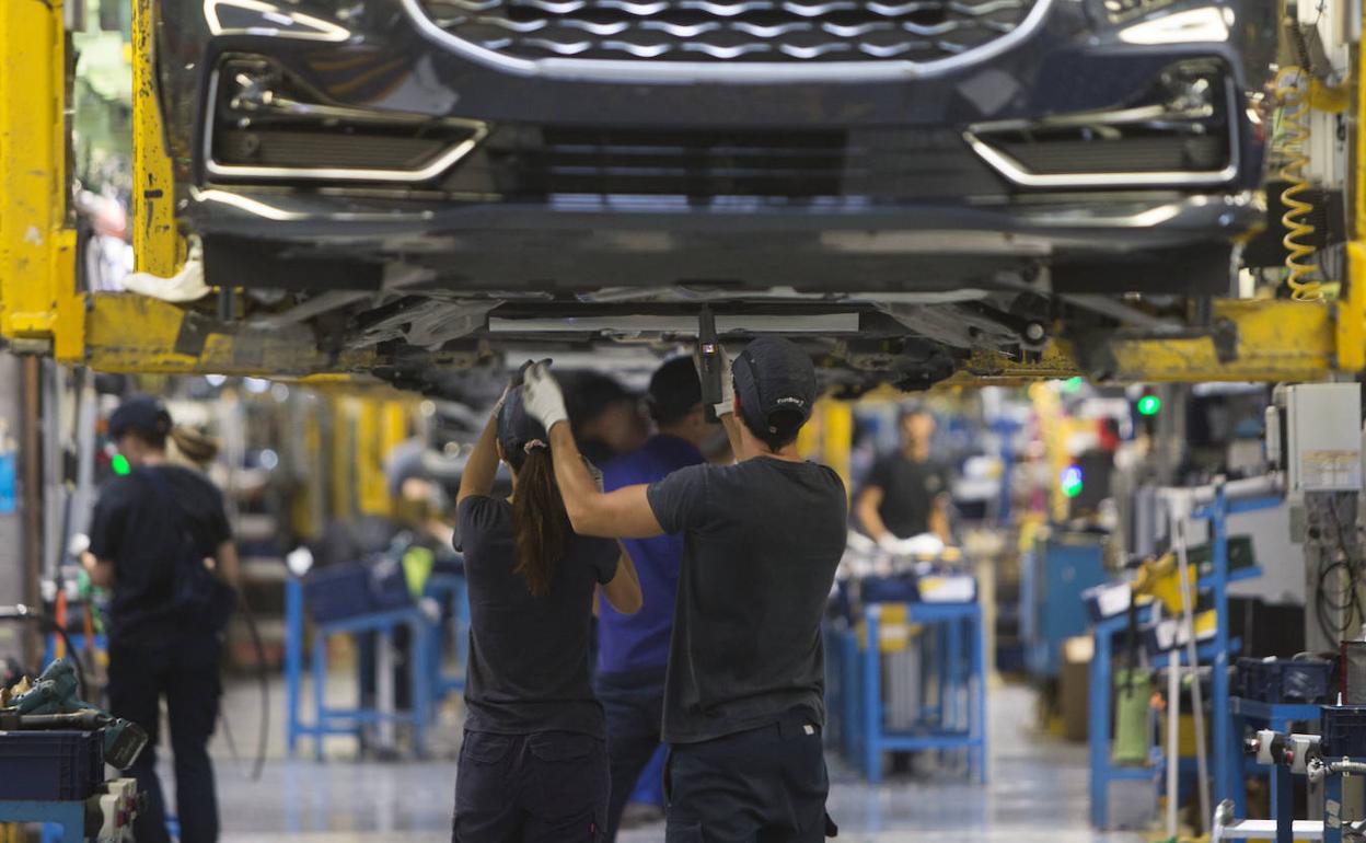 Empleados en la planta de Ford en Almussafes. 