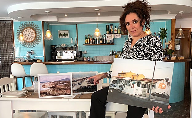 Imagen principal - La gerente de La Sota muestra imágenes de cómo era el establecimiento hace varias décadas y cómo ha ido evolucionando; el interior del local y un arroz meloso. 