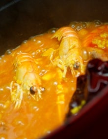 Imagen secundaria 2 - La gerente de La Sota muestra imágenes de cómo era el establecimiento hace varias décadas y cómo ha ido evolucionando; el interior del local y un arroz meloso. 