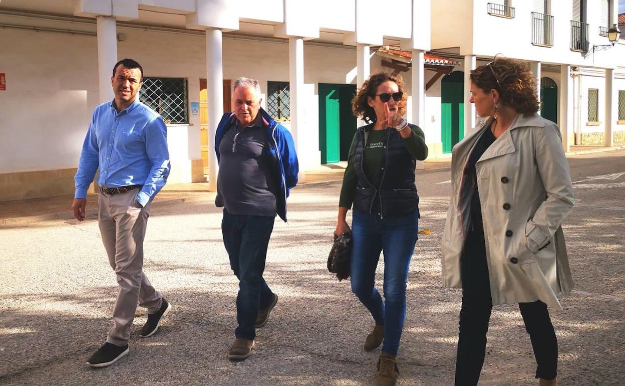 Vicente Mompó, visita la Escuela de Capataces, con la diputada, Carolina Mengual. 