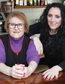 Imagen secundaria 2 - Mapi Barreres muestra los ingredientes para preparar el arroz meloso de marisco y calabaza; el plato cocinado y otra imagen de Barreres con su madres, Pilar Just. 