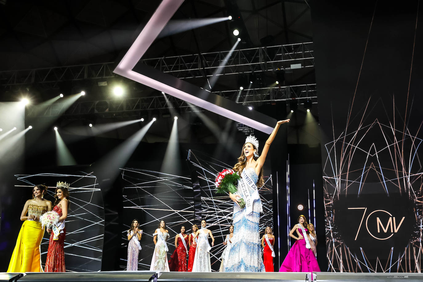 Esta joven tripulante de vuelo, de 25 años, es además estudiante de publicidad y ya fue elegida Miss Earth.  Así es Diana Silva .