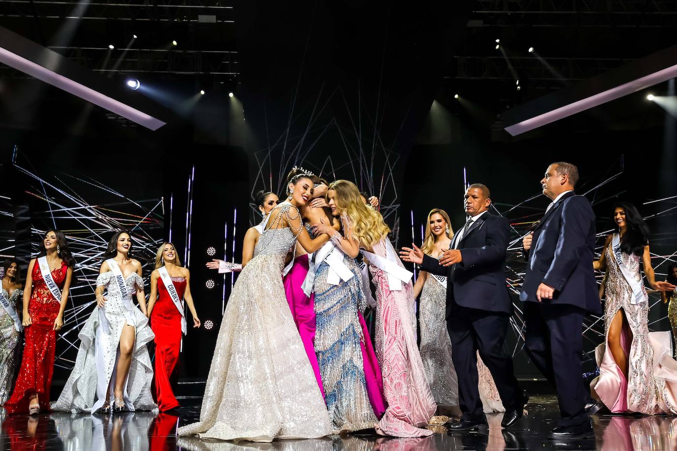 Esta joven tripulante de vuelo, de 25 años, es además estudiante de publicidad y ya fue elegida Miss Earth.  Así es Diana Silva .
