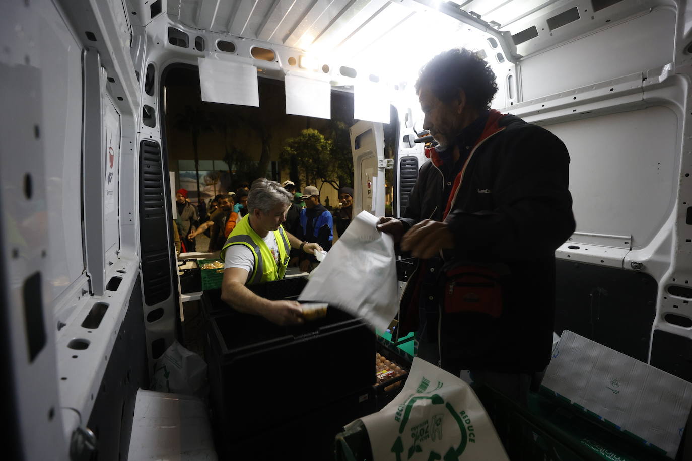 Fotos: La Fundación Ayuda Una Familia reparte comida en Valencia