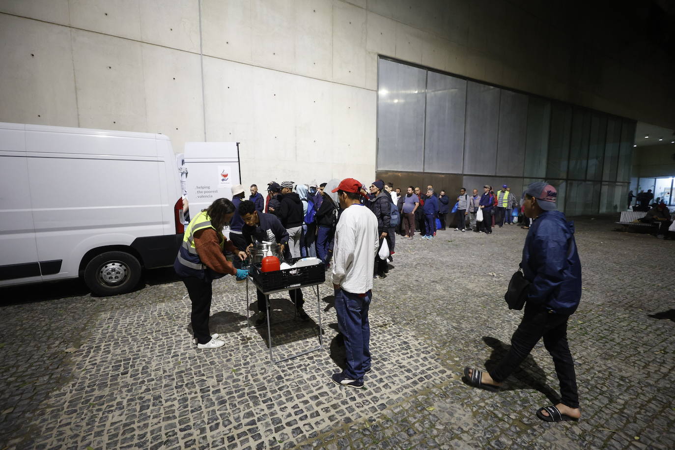 Fotos: La Fundación Ayuda Una Familia reparte comida en Valencia