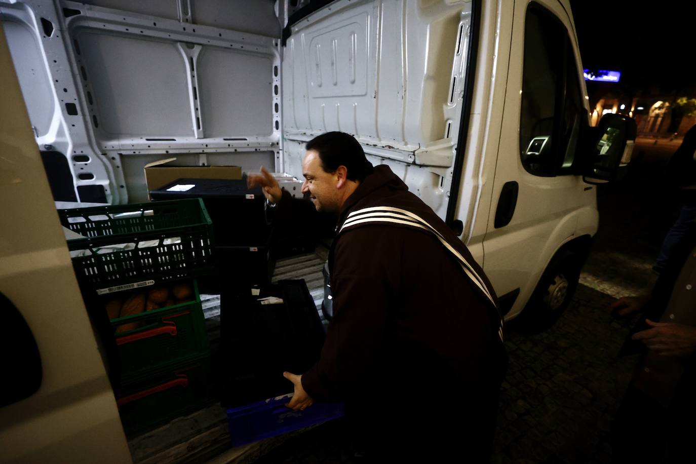 Fotos: La Fundación Ayuda Una Familia reparte comida en Valencia