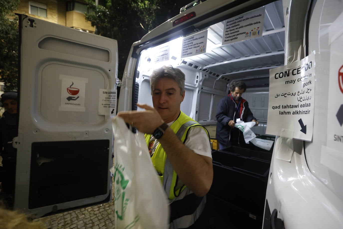 Fotos: La Fundación Ayuda Una Familia reparte comida en Valencia