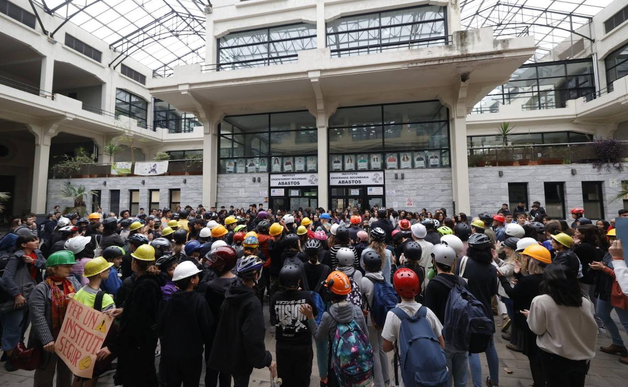 Profesores y alumnos en la entrada del instituto. 