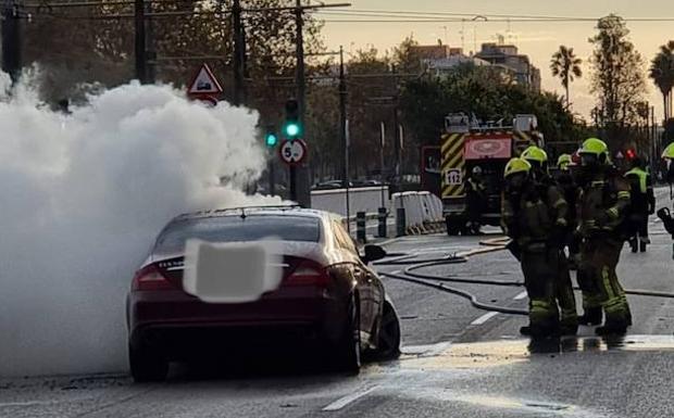 Los bomberos sofocan el incendio.