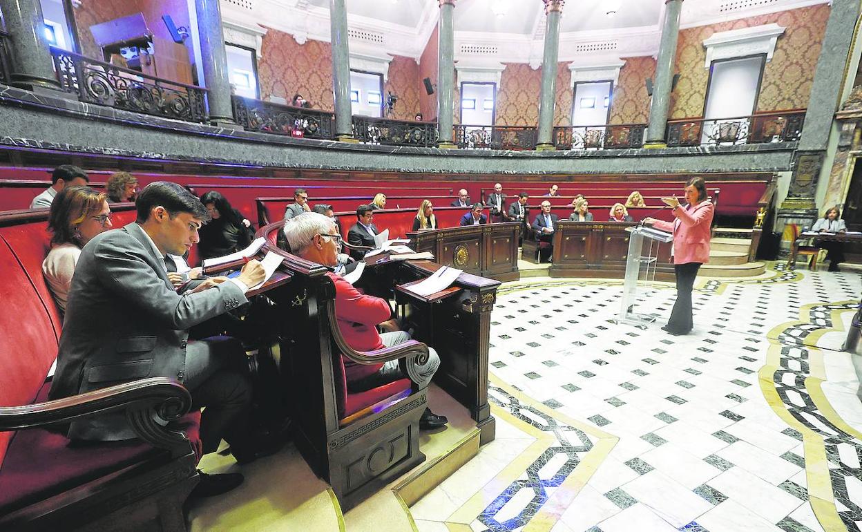 Bancada del gobierno municipal en el pleno municipal de Valencia celebrado este jueves.