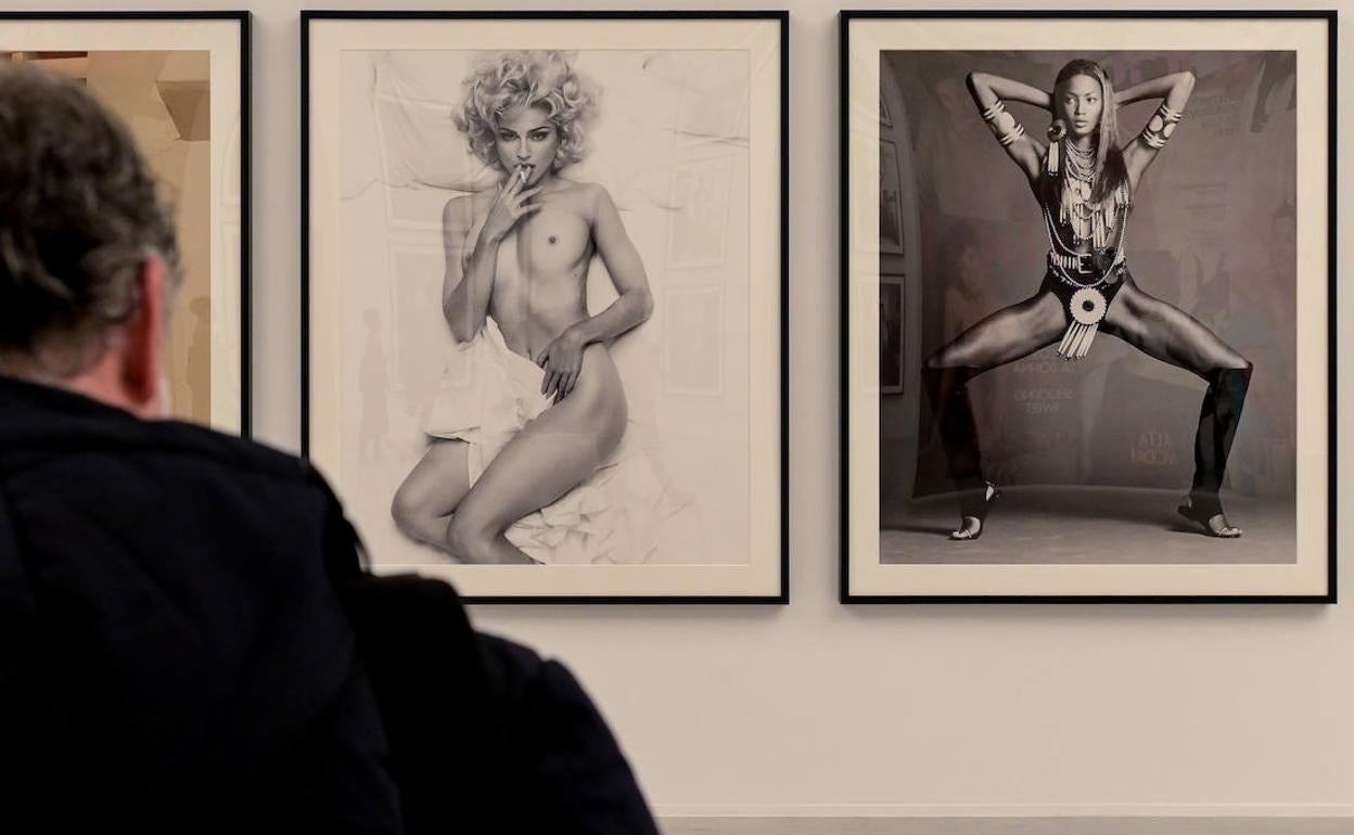 Un espectador contempla a Madonna y a Naomi Campbell retratadas por Meisel . 