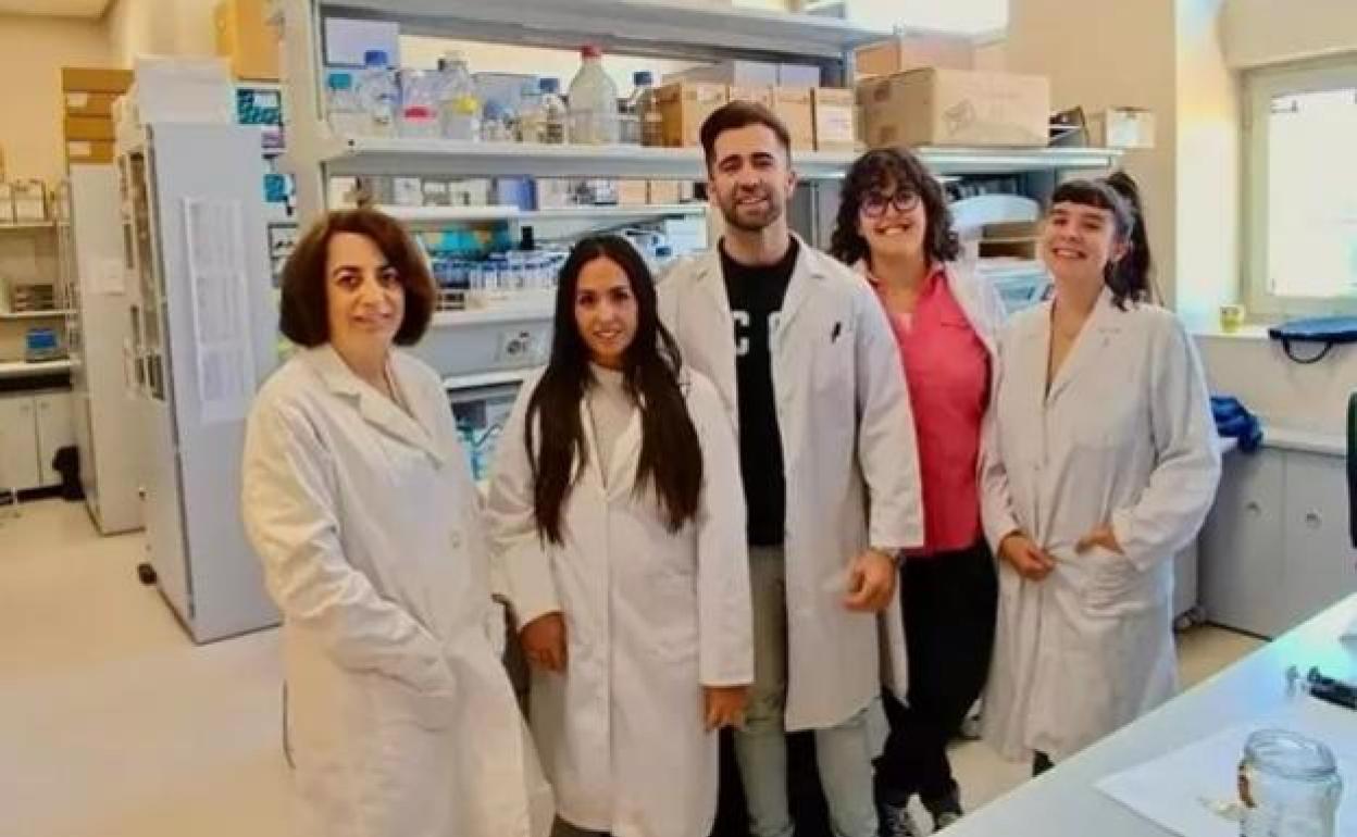 El equipo de investigadores encargado del estudio que ha descubierto una molécula capaz de prevenir el cáncer.