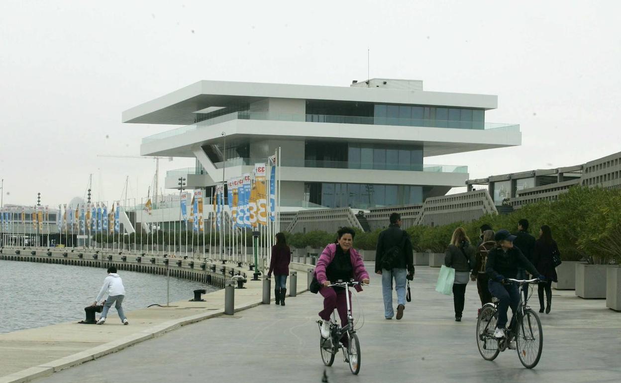 El canal de la Marina, con el edificio Veles e Vents al fondo. 