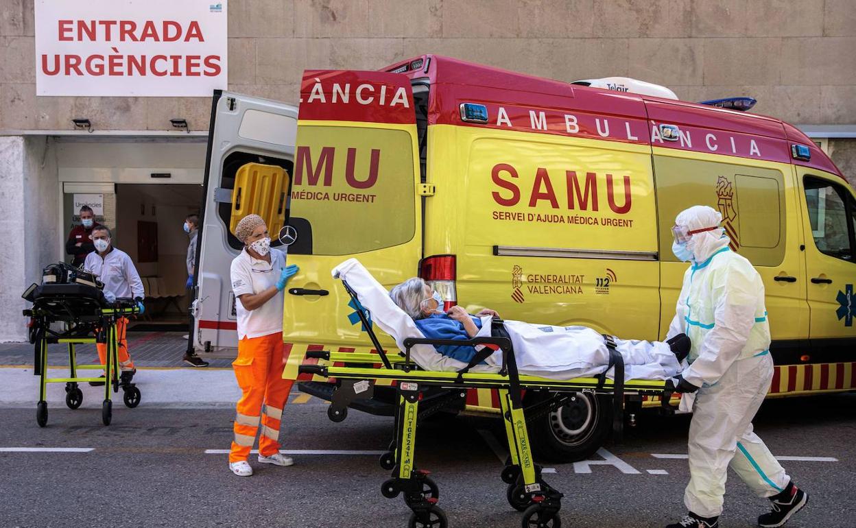 Sanitarios trasladan a un enfermo a Urgencias. 