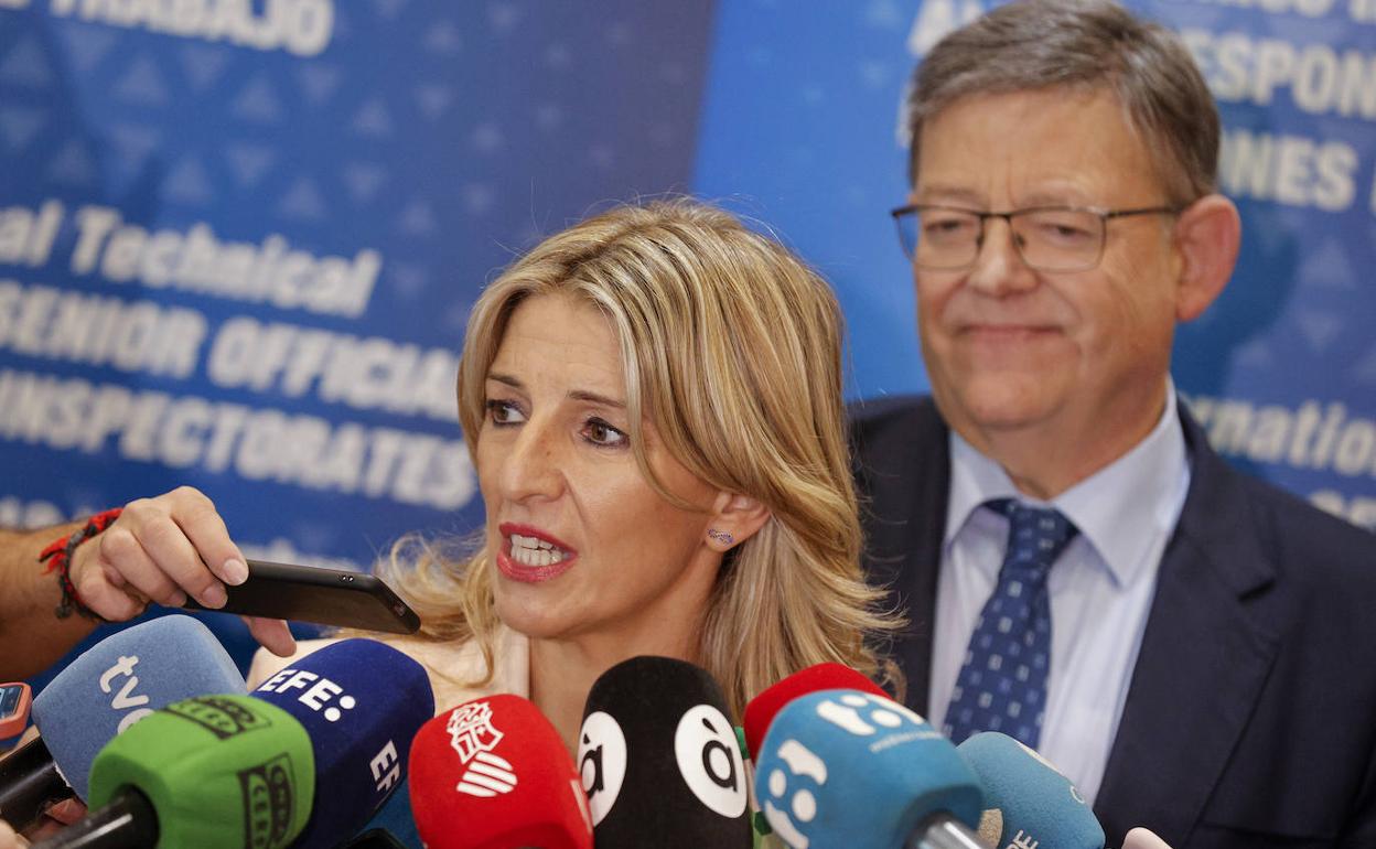 La vicepresidenta segunda Yolanda Díaz y el presidente de la Generalitat, Ximo Puig, antes del foro. 