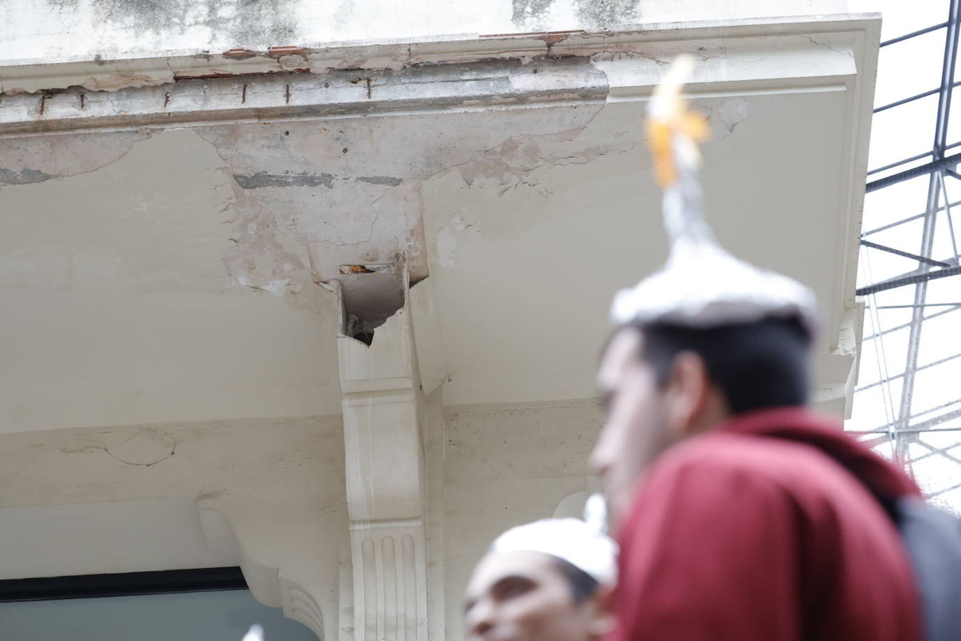 Alumnos y profesores del instituto Abastos acuden a clase con casco para denunciar los desperfectos del centro y exigen una mejora urgente