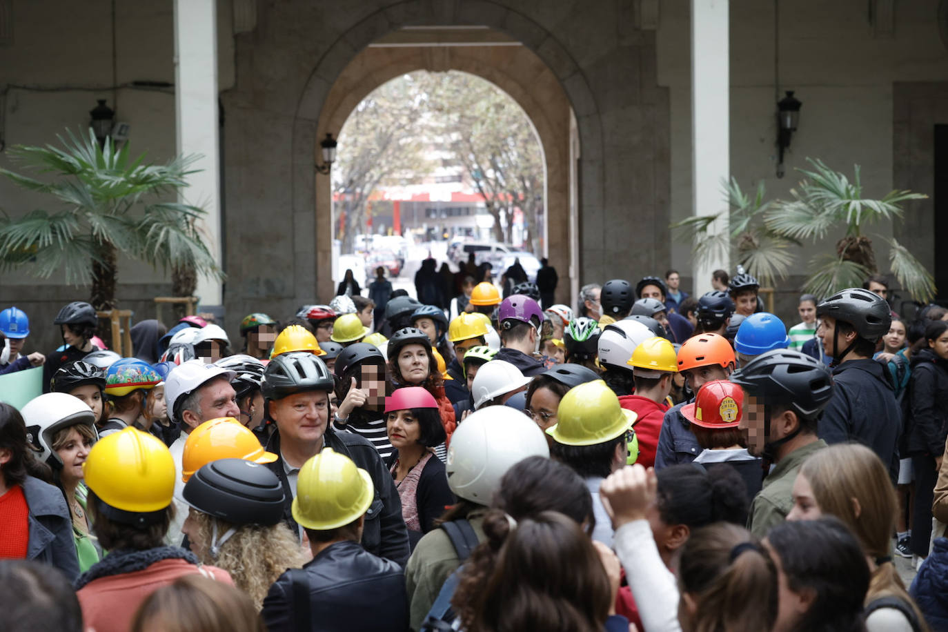 Alumnos y profesores del instituto Abastos acuden a clase con casco para denunciar los desperfectos del centro y exigen una mejora urgente