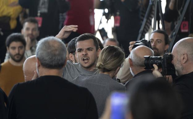 Un chico perteneciente al Frente Obrero grita durante la presentación de su proyecto 'Sumar', en Feria Valencia, este sábado.