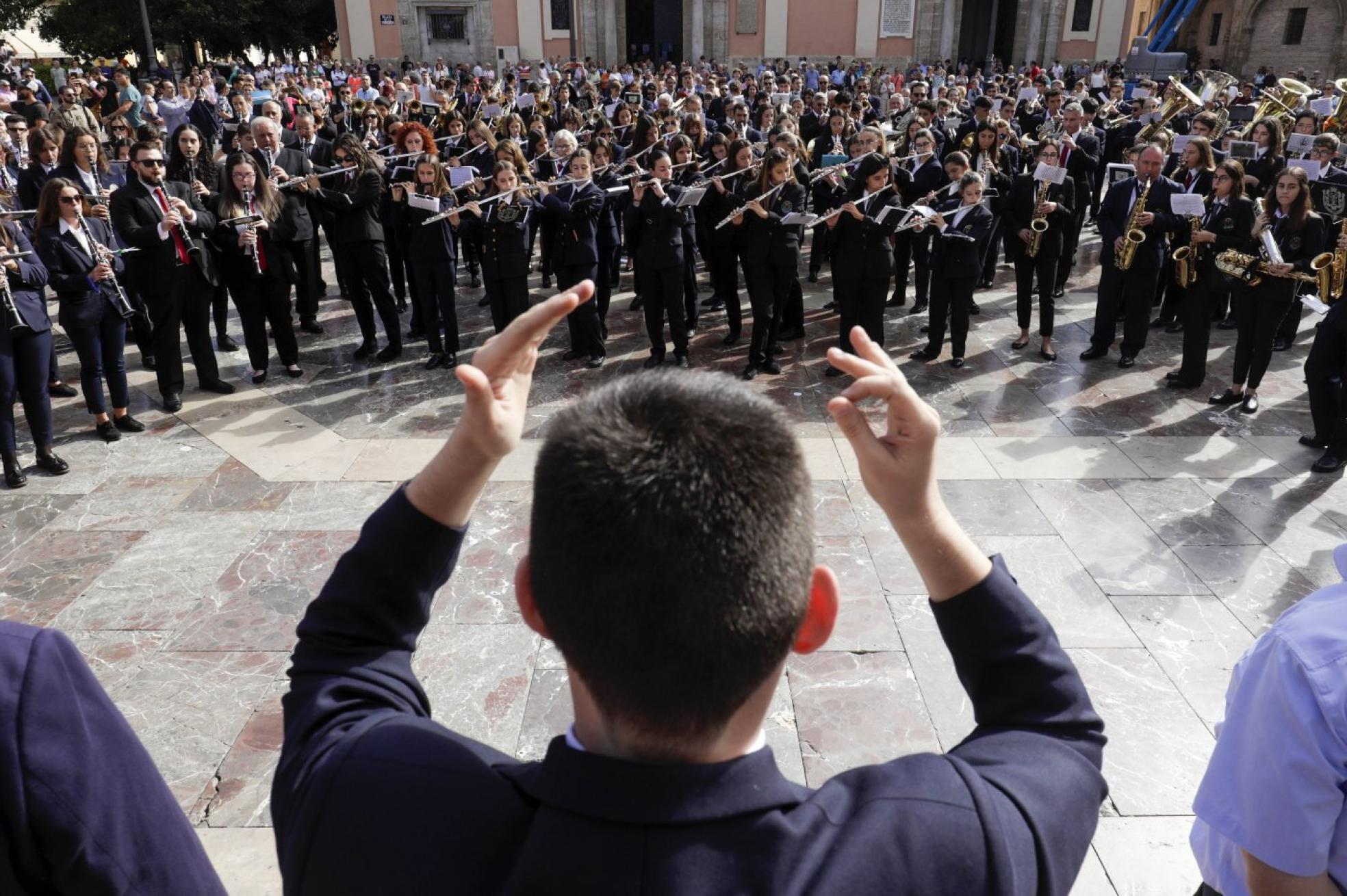 Actuación.Una concentración de músicospara interpretar temas clásicos valencianos.