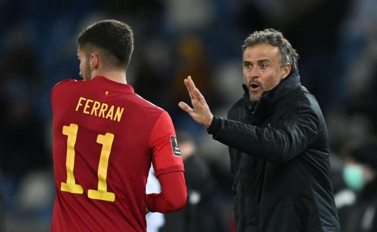 Luis Enrique da instrucciones a Ferran Torres en un partido de la selección. 