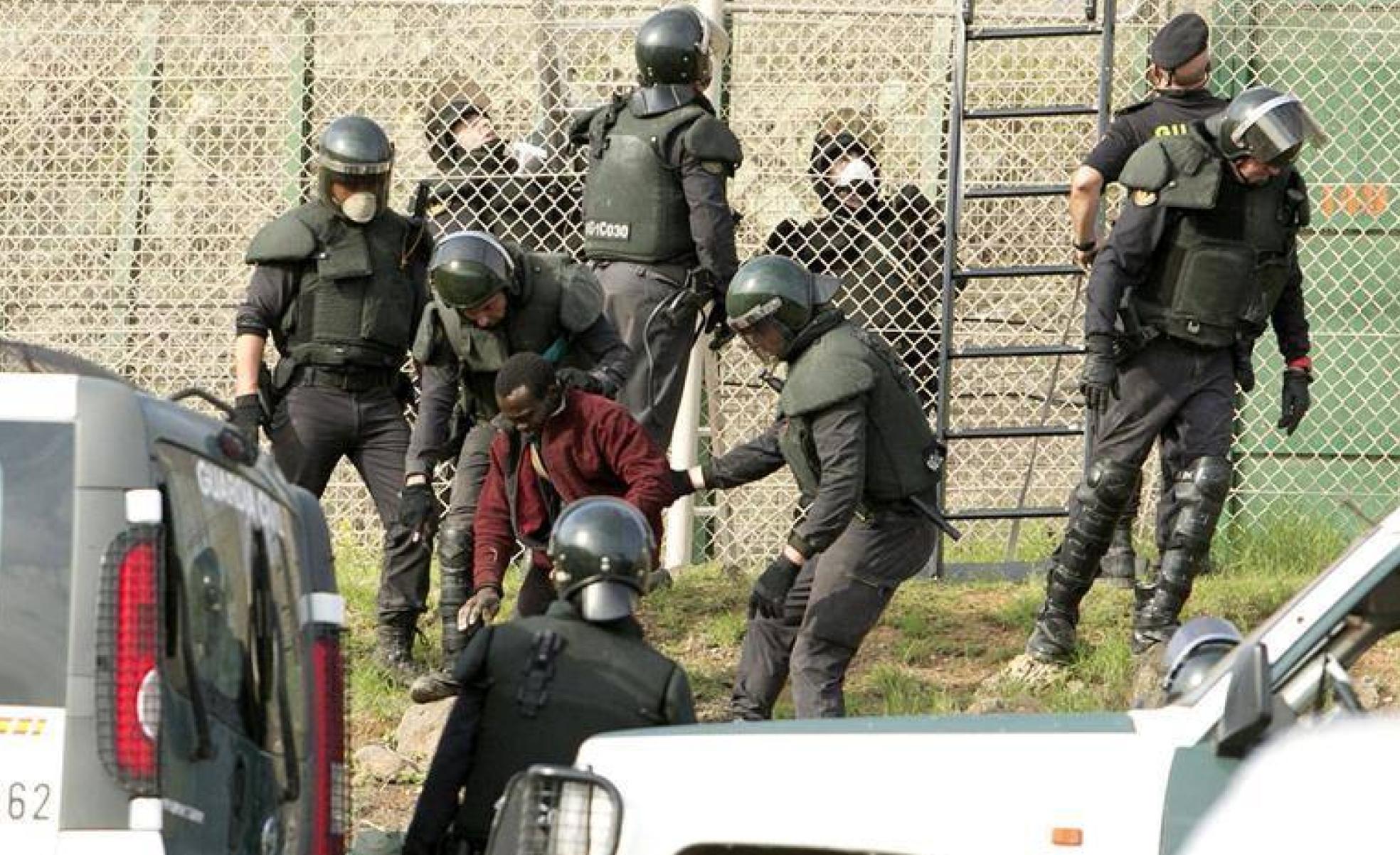 La Guardia Civil luce los cascos de hace 40 año en un desalojo de la valla melillense. 