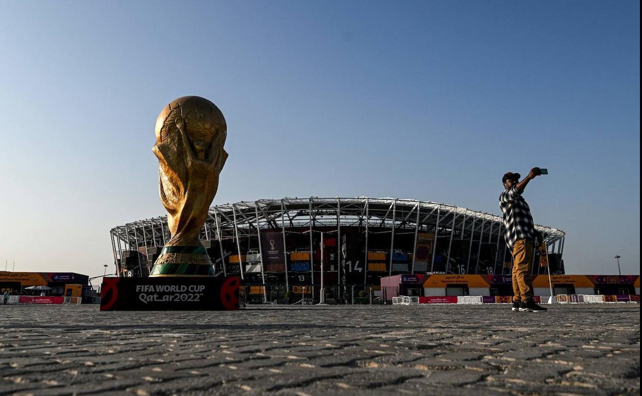 Un aficionado se hace una foto frente al estadio durante el Mundial de Qatar. 