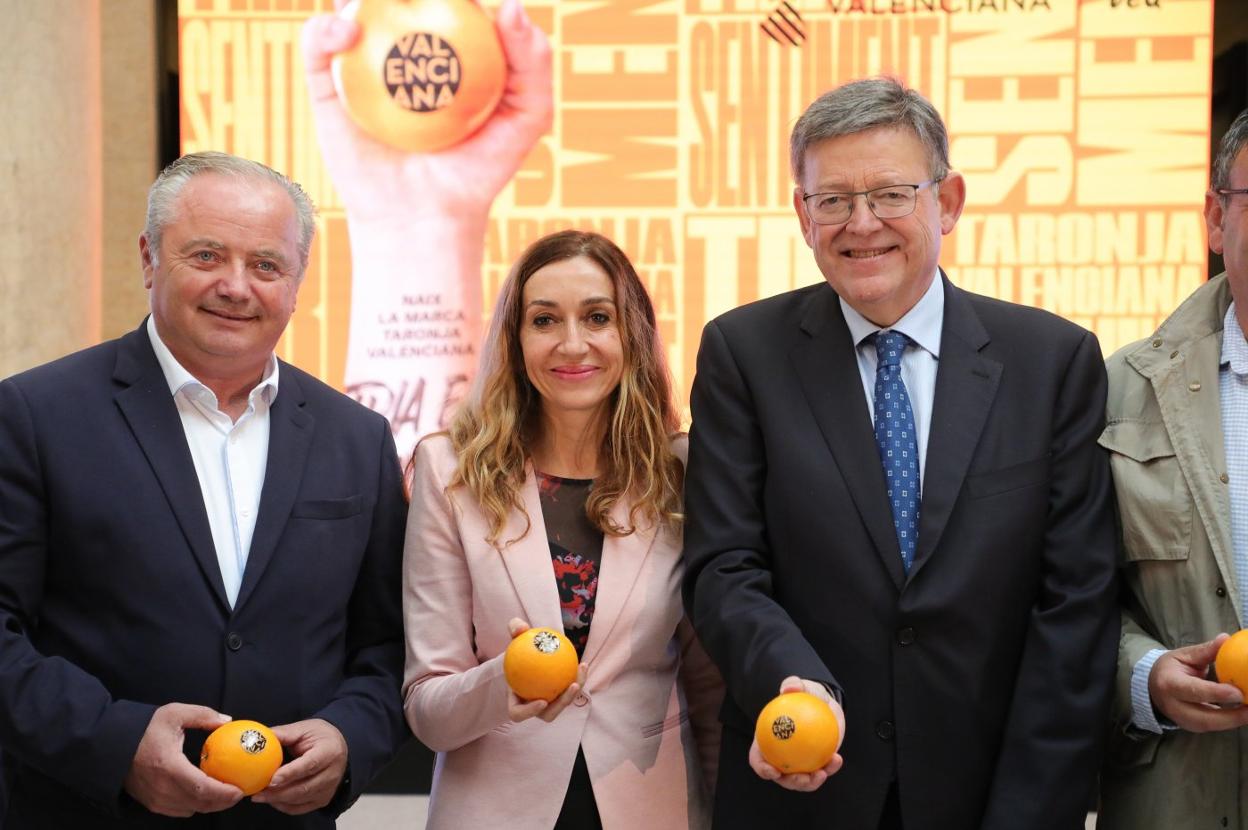 José A. Soria, presidente del Tribunal; Isaura Navarro, consellera de Agricultura, y Ximo Puig, president de la Generalitatr, en la presentacón de la marca de naranja 'Valenciana'.. 