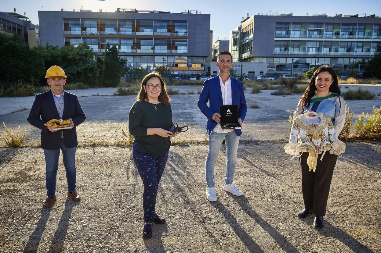 Felipe Ferrer, María José Lladró, Jesús Castillo y Amparo Morales, en un solar industrial.