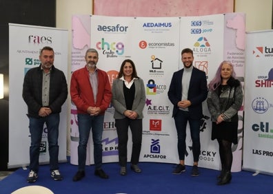 Imagen secundaria 1 - Foto de familia de los asistentes a la presentación de la Gala FAES 2022, Yolanda Balaguer y Juan Pablo Tur, y asistentes al acto. 