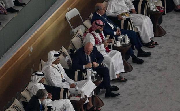 Infantino habla con Bin Salman en el palco del partido inaugural