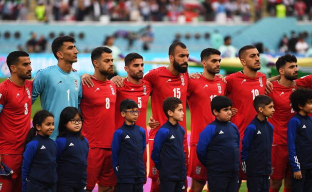 El gesto de los jugadores de Irán cuando ha sonado el himno de su país en el primer partido del Mundial de Qatar 2022