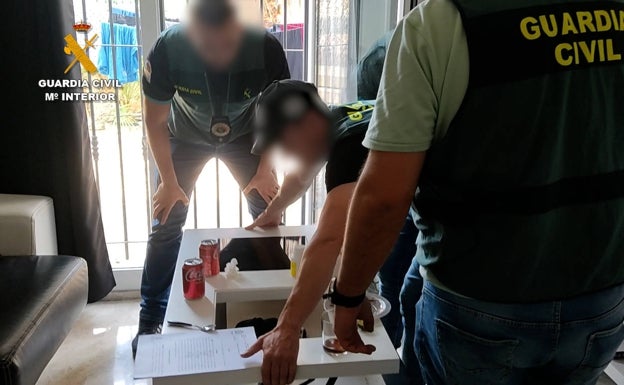 Imagen principal - Los agentes registran las viviendas de los detenidos. 