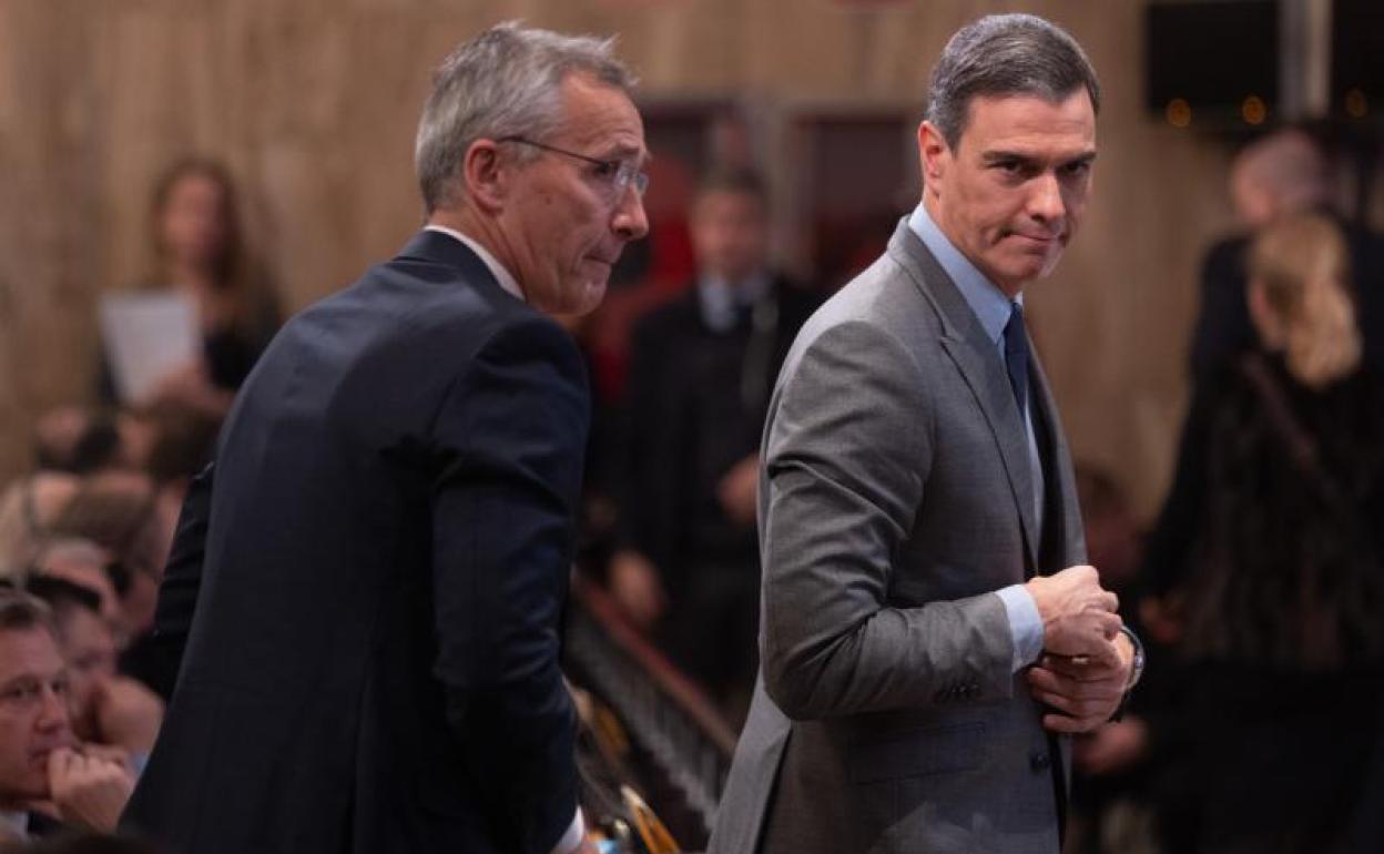 Jens Stoltenberg y Pedro Sánchez, en un momento de la sesión plenaria de la tercera jornada de la reunión anual de la Asamblea Parlamentaria de la OTAN. 