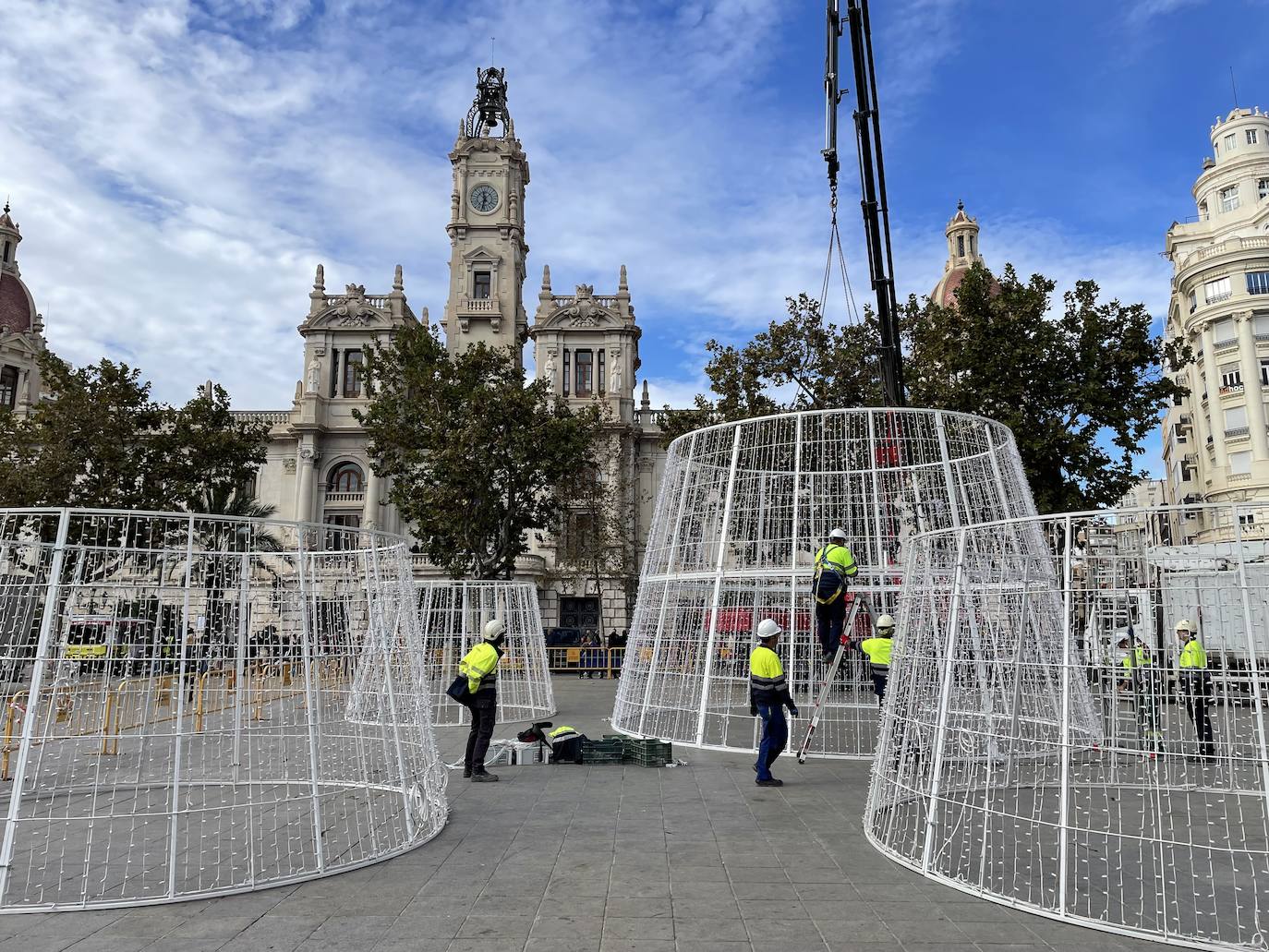 El Ayuntamiento de Valencia ha empezado el montaje del árbol de Navidad que recupera el antiguo formato con forma de cono