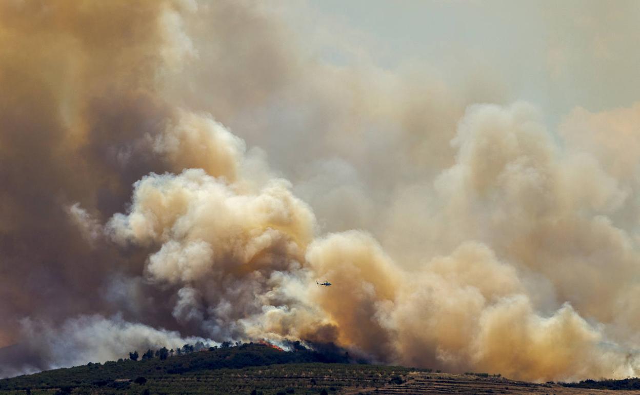 Un avión sobrevuela el espacio afectado por el incendio de Bejís. 