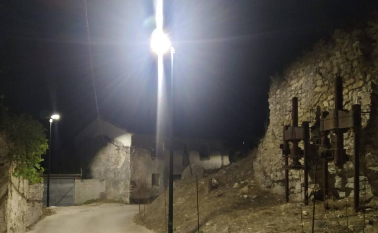 Las nuevas farolas solares iluminan ya el núcleo de Llombai, que hasta hace poco estaba deshabitado. 