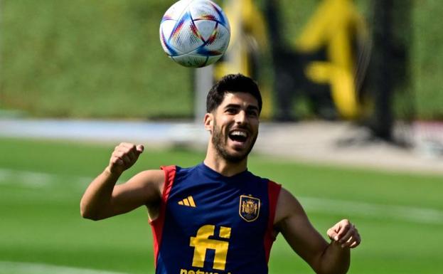 Marco Asensio sonríe durante un entrenamiento de la selección española en Doha. 