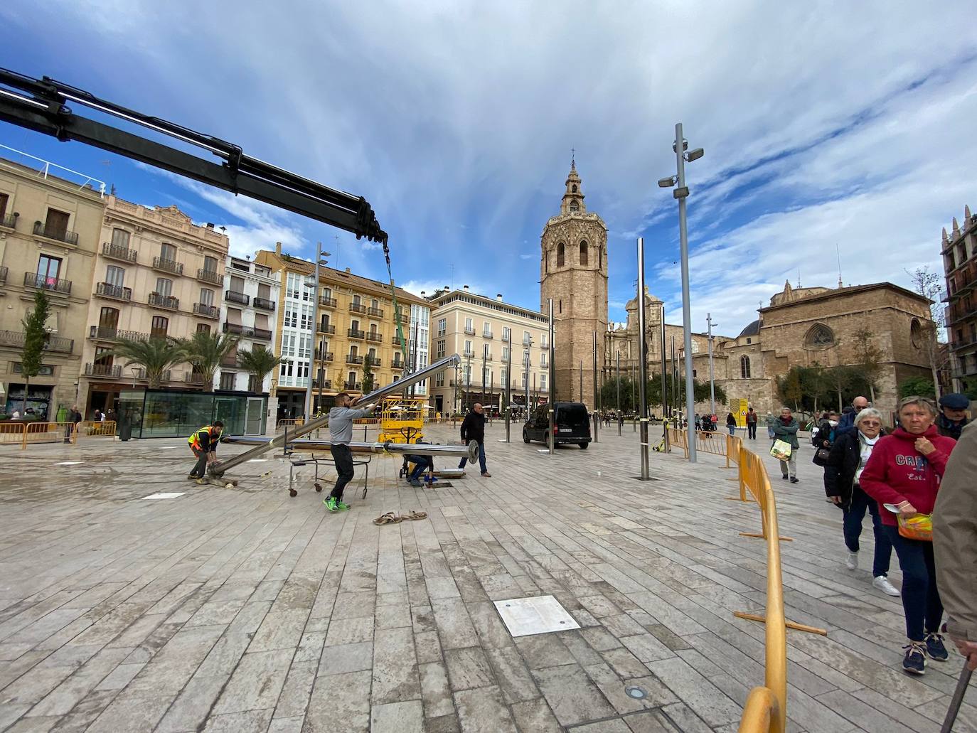 Operarios municipales desmontan este martes los toldos de la plaza de la Reina, instalados el pasado mes de julio